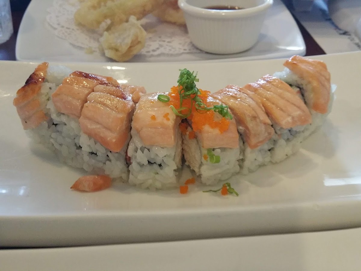 Seared salmon roll